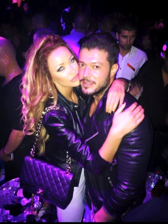 
    Bianca Drăguşanu, surprinsă în maşină, singură şi nostalgicăFoto: Arhivă personală  
