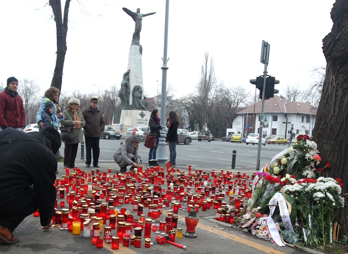 
    Peste o sută de candele au fost aprinse pe Bd. Aviatorilor, în amintirea celor care au murit în accidentul aviatic (foto: Mihai Ionescu)  
