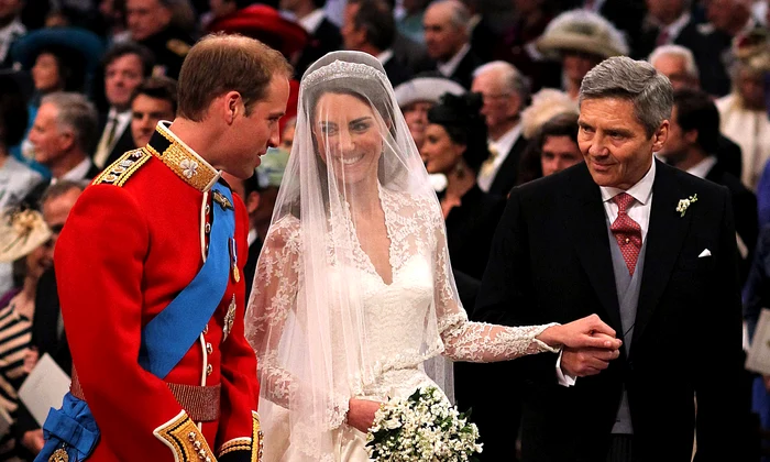 Kate Middelton William și Michael Middleton la nuntă GettyImages 113265077 jpg