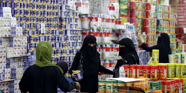 femei care poarta valul islamic ce acopera fata