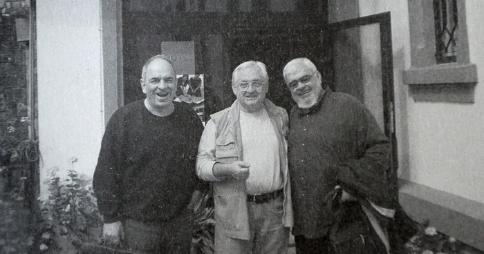 Doctorul Martin S. Martin, încadrat de Gabriel Liiceanu (stânga) şi Andrei Pleşu, la Sinaia, în 2009 FOTO Editura Humanitas