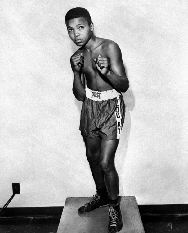 Cassius Clay Jr., cunoscut în ringul de box drept Muhammad Ali. Aici avea 12 ani. Poza a fost făcută în 1954