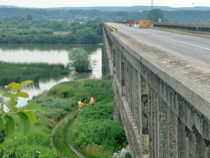 În ce condiții se redeschide traficului podul peste râul Olt din care cad bucăți. De ce s-au răzgândit drumarii