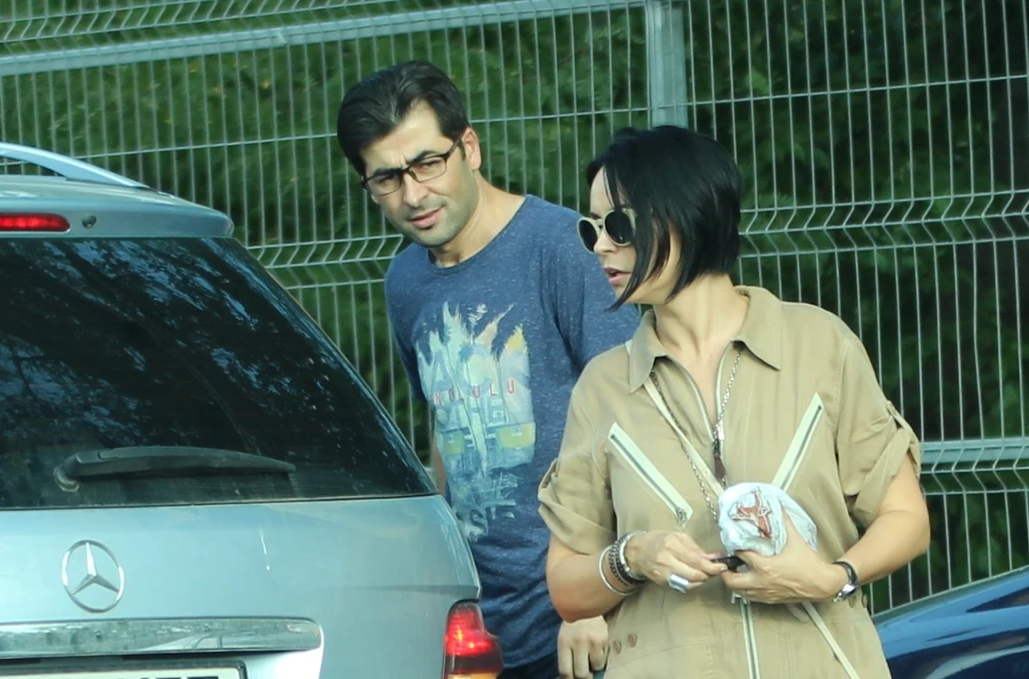 Bruneta s-a tuns bob