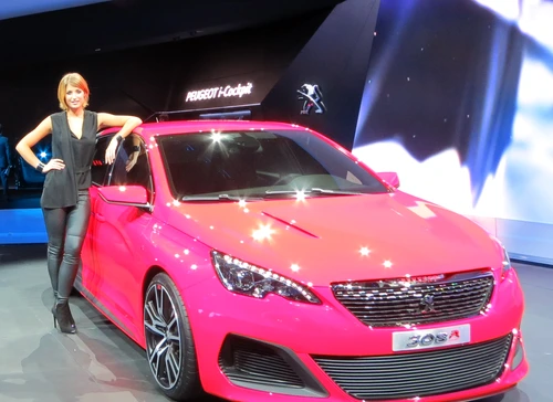 Duelul fotomodelelelor la salonul auto de la Frankfurt