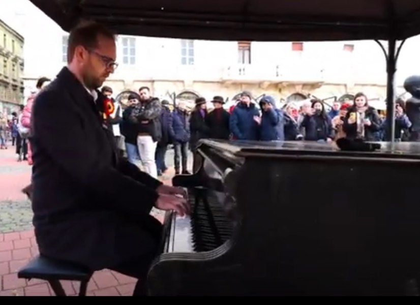 Primarul Dominic Fritz interpretează imnul României la pian, în Piața Libertății din Timișoara VIDEO