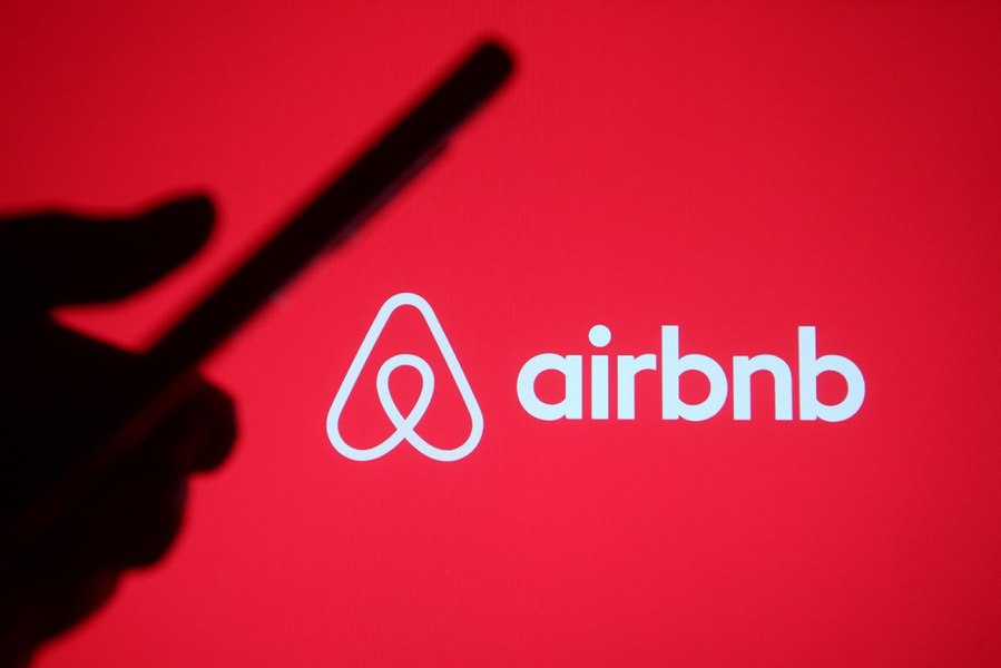 Airbnb, obligată să elimine peste 65.000 de anunțuri de închirieri ilegale