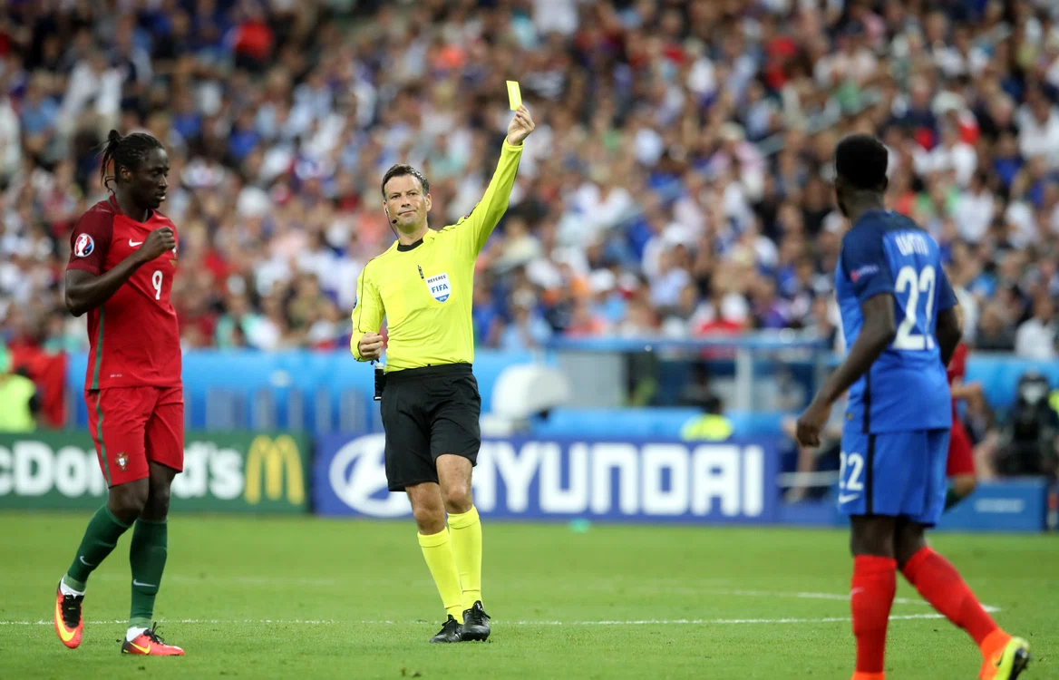 Mark Clattenburg, în acţiune la fiala Campionatului European din Franţa
