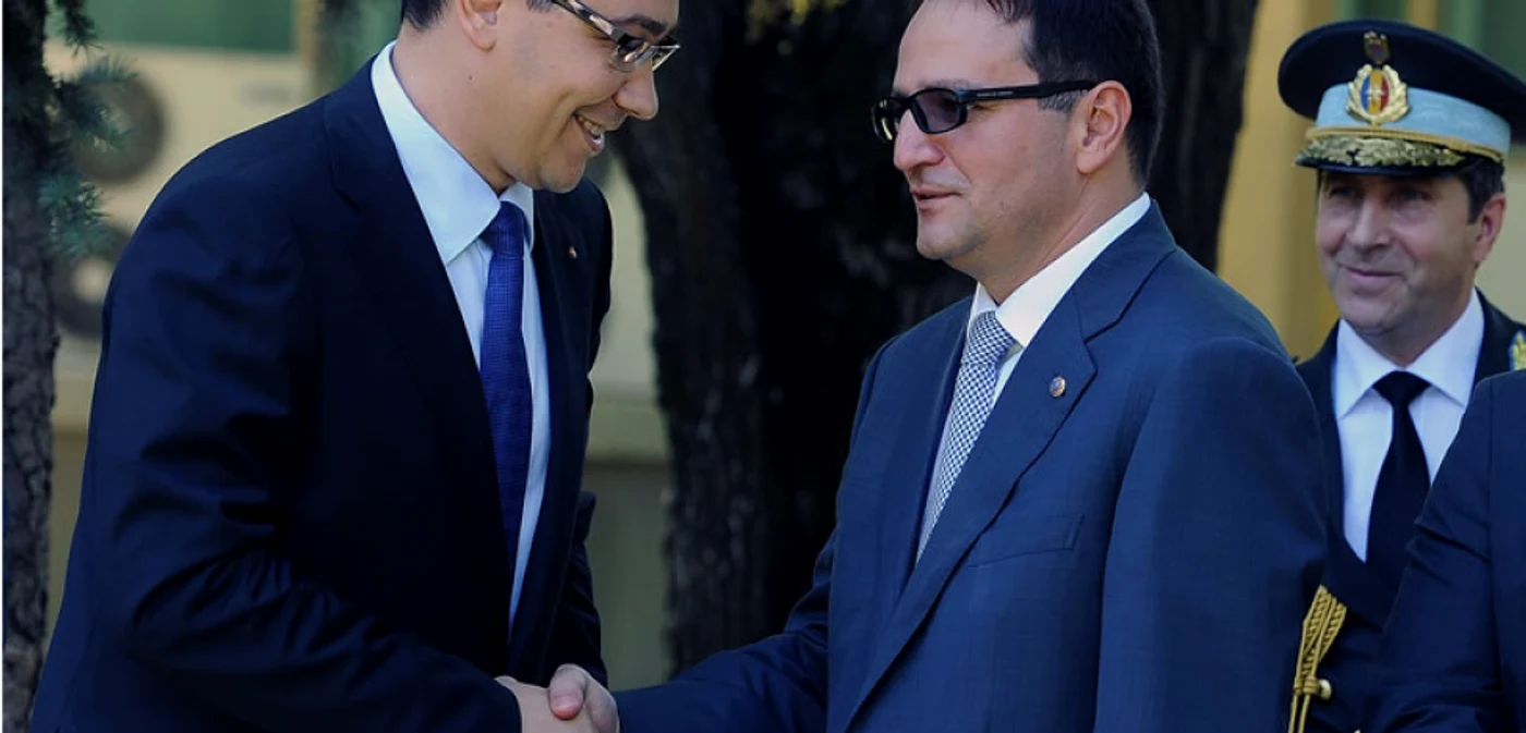 Finul Victor Ponta respectuos cu naşul lui de cununie Liviu Maior