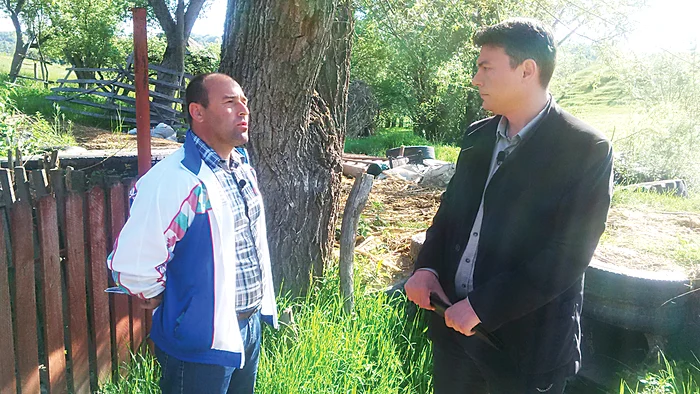 Blocat în propria casă de gunoaiele vecinului