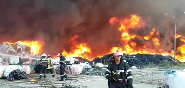 50 de pompieri se luptă pentru stingerea focului FOTO captură video ISU Prahova