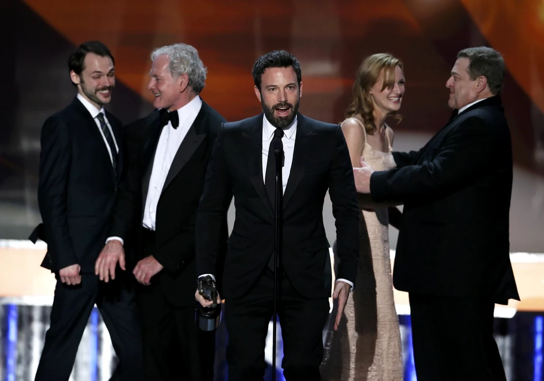 Ben Afleck (centru) a fost premiat pentru „Argo“ de Sindicatul Producătorilor Americani FOTO Reuters