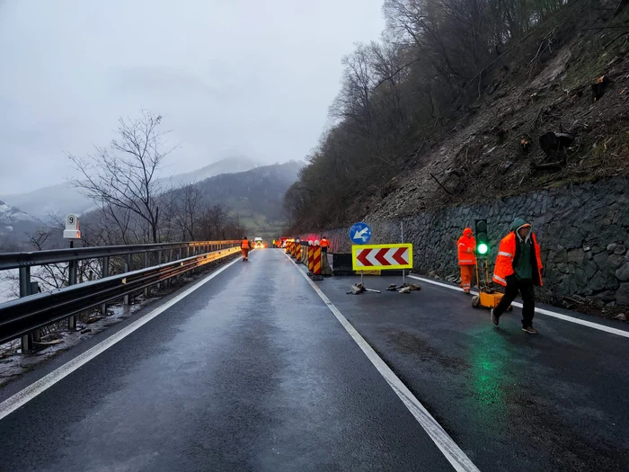 Trafic restricționat pe Valea Oltului în urma căderilor de pietre din zona Câineni Foto IPJ Vâlcea