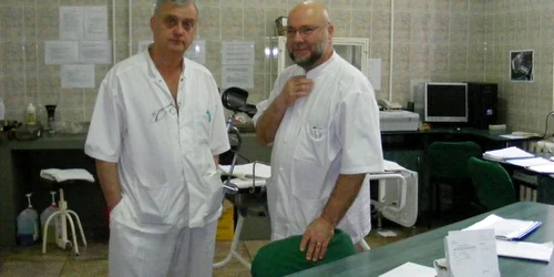 Medicii Dorin Neacşu şi Mario Constantinescu intră în gardă cu medicamente aduse de acasă