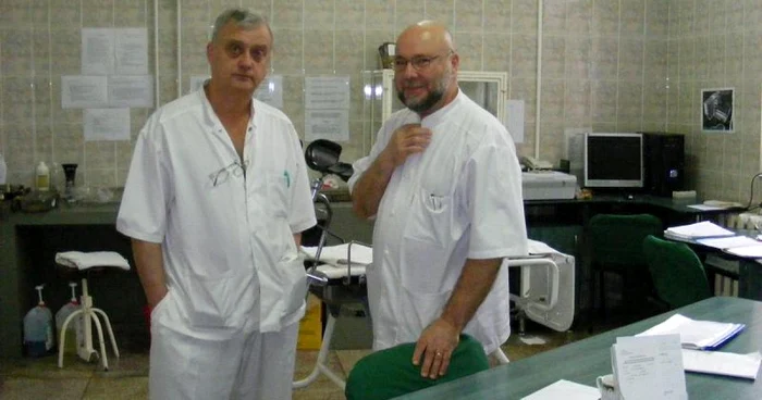 Medicii Dorin Neacşu şi Mario Constantinescu intră în gardă cu medicamente aduse de acasă