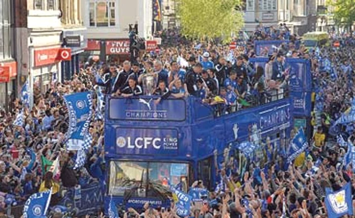 
    Autocarul cu echipa  campioană a fost întâmpinat  de sute de mii de faniFoto: AFP  