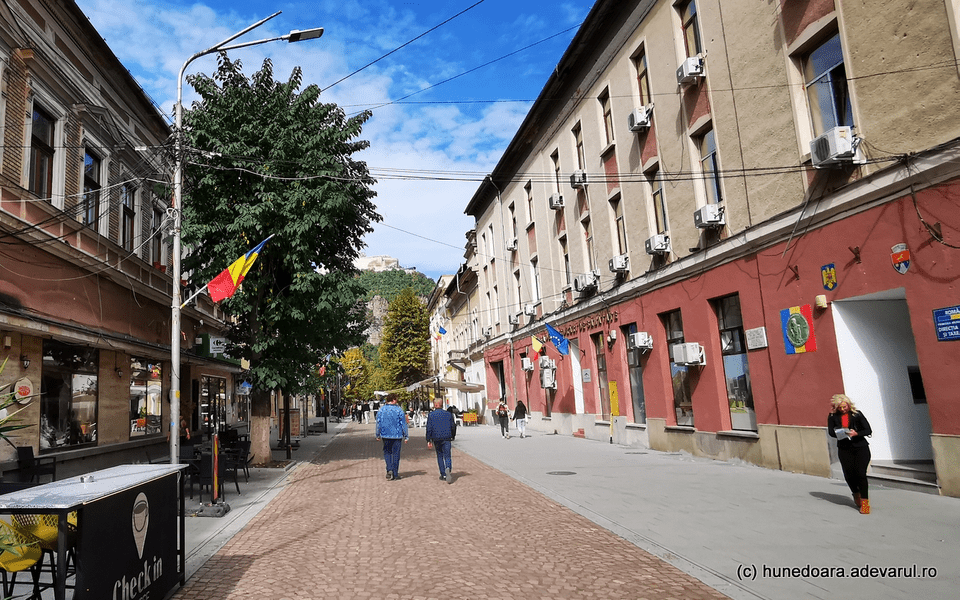 Centrul istoric din Deva, reabilitat cu fonduri UE. Noua înfățișare a zonei de promenadă VIDEO