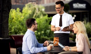 Ospătar  Foto Freepik com jpg