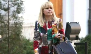 Elena Udrea îşi ccesorizează ţinuta cu un exemplar Louis Vuitton în valoare de 1 350 de Euro jpeg