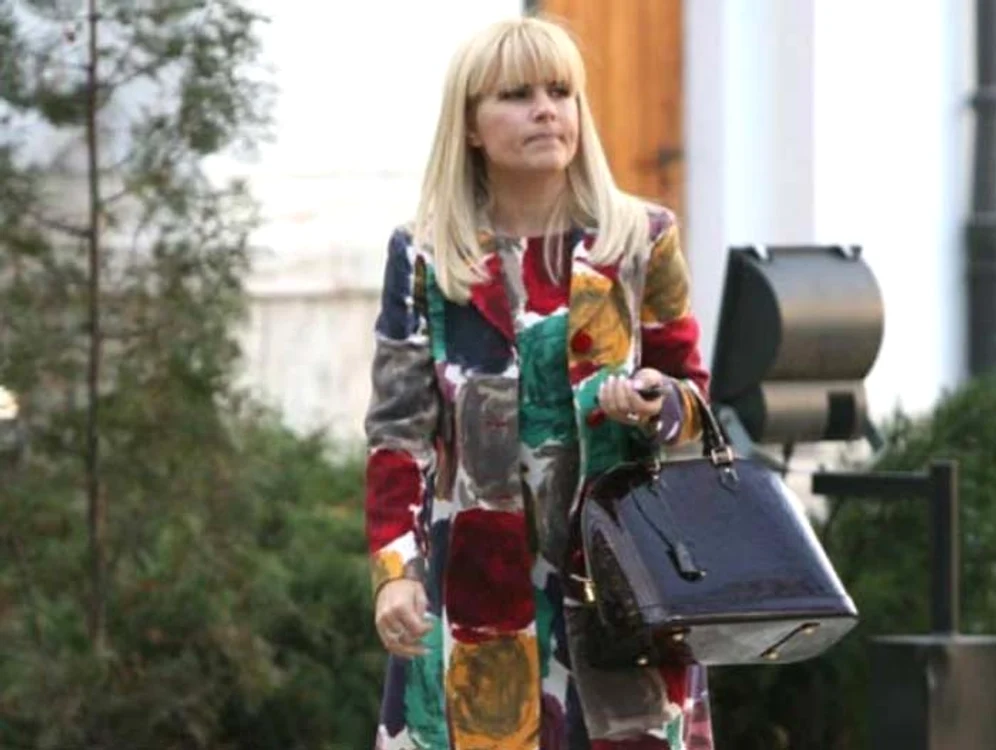 Elena Udrea îşi ccesorizează ţinuta cu un exemplar Louis Vuitton în valoare de 1.350 de Euro