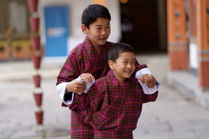 Doi prinți trăindu-și copilăria în „regatul fericirii”. FOTO: Casa Regală din Bhutan