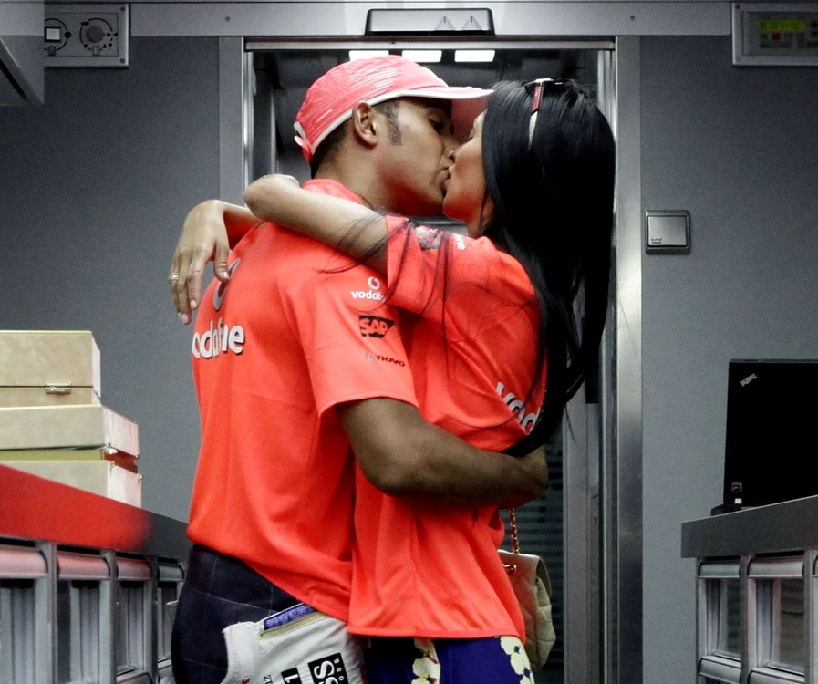 
    Lewis Hamilton şi Nicole Scherzinger  