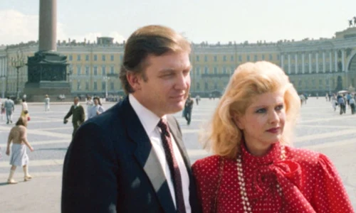 Donald Trump si fosta sa sotie Ivana in Piata Palatului din Sankt Petersburg dupa vizita la Mosocva in 1987 FOTO Maxim Blohin/ Tass via Getty Images
