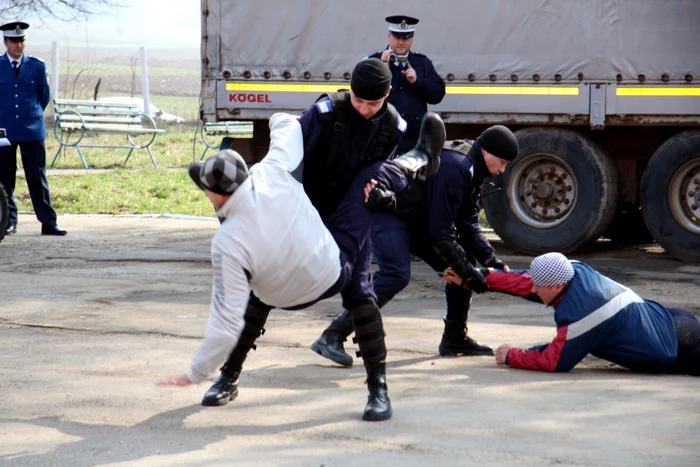 Un jandarm aflat în timpul liber a prins un tâlhar care furase un lanţ de aur FOTO Adevărul