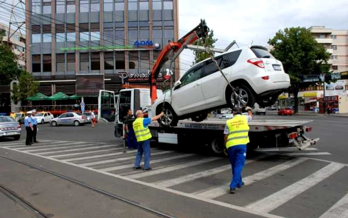 După interzicerea ridicării maşinilor pe platformă, Poliţia Locală Brăila se plânge că nu le mai poate face faţă şoferilor tupeişti    FOTO Florentin Coman