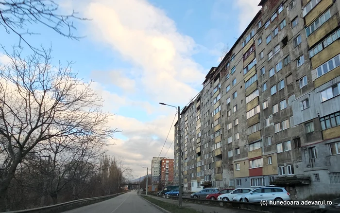 Blocuri turn din Lupeni. Foto: Daniel Guță. ADEVĂRUL