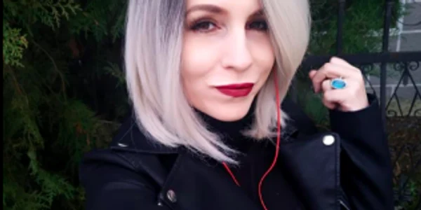 Ioana Laura Florescu - scriitoare bolnavă de scleroză multiplă Sursa Facebook IFL Marcica Belearta 
