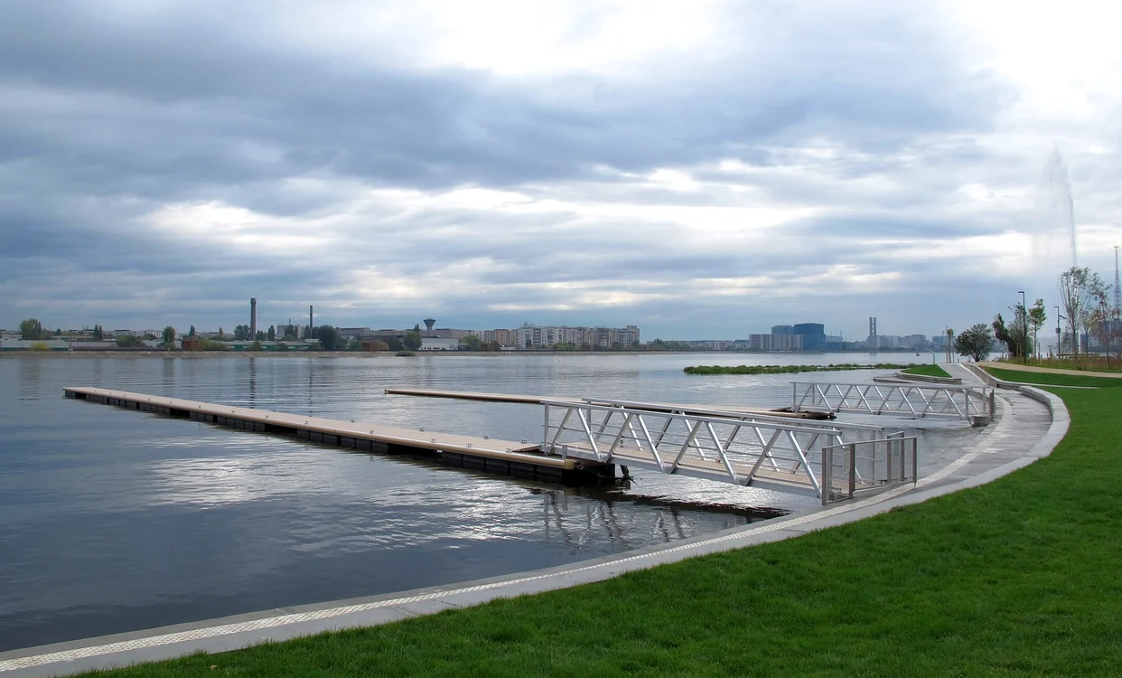 Pe insula de la Lacul Morii s-au amenajat deja pontoane mobile