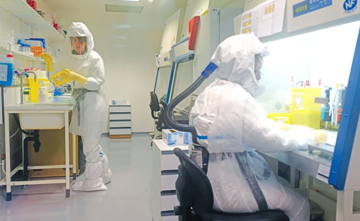 
    Cercetătorii au început testarea pe voluntari a vaccinului anti-coronavirus  