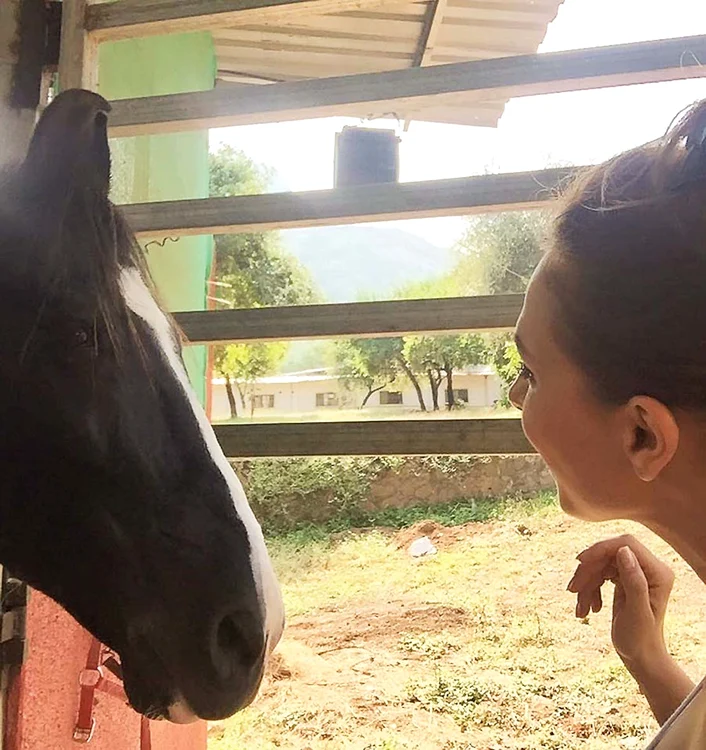 Iulia Vântur s-a bucurat de revederea cu armăsarul cu stea în frunte, semn că nu e pentru prima oară la ferma din India foto: arhiva personală