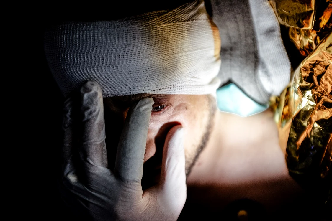© Larisa Kalik (Control neurologic pentru un soldat rănit în Bahmut, aprilie 2023)