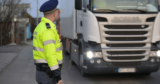 TIR-urile au aşteptat mai bine de 3 ore pentru a tranzita vama Petea Sursa Facebook Politia de Frontieră
