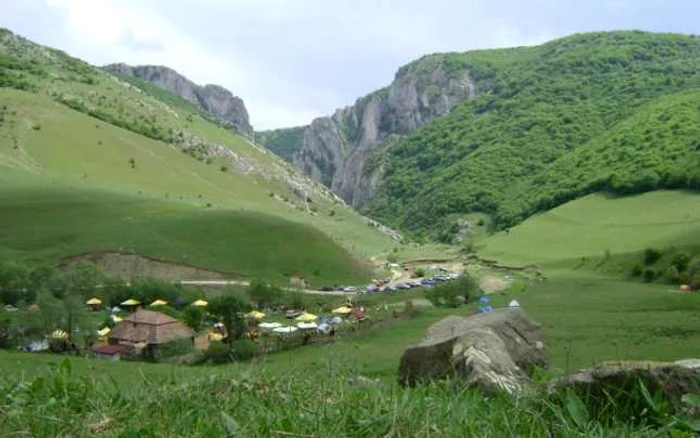 Petrecerea „Back to the Wild” are loc de vineri până duminică la Cheile Turzii, în satul Petreştii de Jos. FOTO: organizatori