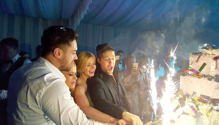 Naşii şi părinţii micuţei  au tăiat prăjitura festivă