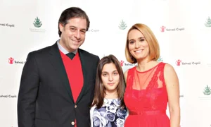 Andreea Esca şi soţul ei,  Alexandre Eram, au sosit  la eveniment cu Alexia, fetiţa lor jpeg