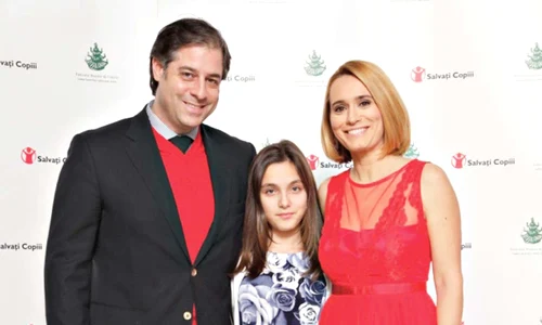 Andreea Esca şi soţul ei,  Alexandre Eram, au sosit  la eveniment cu Alexia, fetiţa lor jpeg