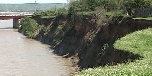 20 de case din Piteşti sunt în pericol să se prăbuşească în râul Argeş. 