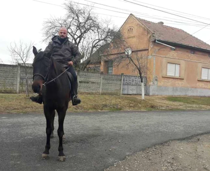 Adrian Bumbar şi calul Brenda au plecat de la Timişoara la Alba Iulia