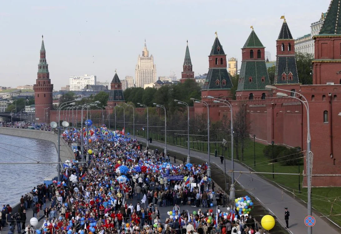 Circa 100.000 de oameni au sărbătorit Ziua Muncii în Piaţa Roşie din Moscova. (Foto: Reuters)