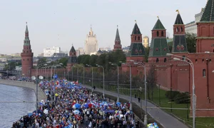 Circa 100 000 de oameni au sărbătorit Ziua Muncii în Piaţa Roşie din Moscova  (Foto: Reuters) jpeg