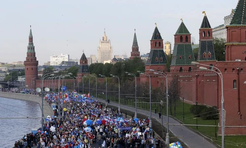 Circa 100 000 de oameni au sărbătorit Ziua Muncii în Piaţa Roşie din Moscova  (Foto: Reuters) jpeg