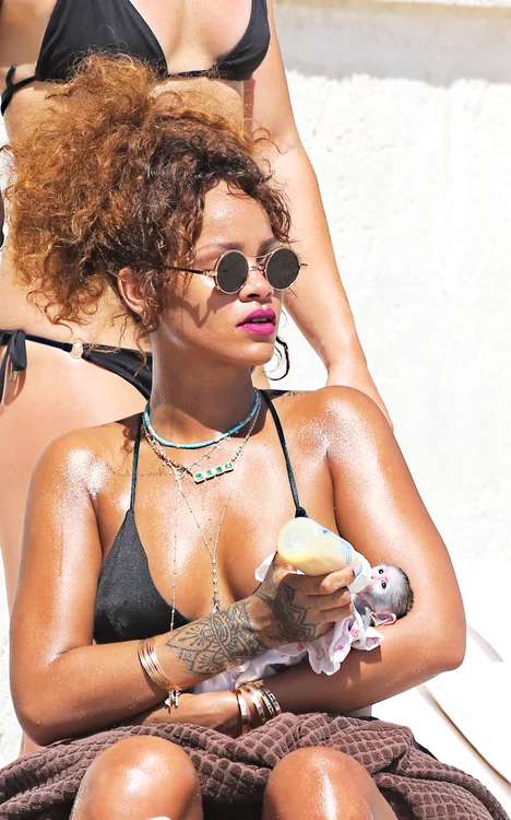 
     L-a hrănit cu  biberonul...  