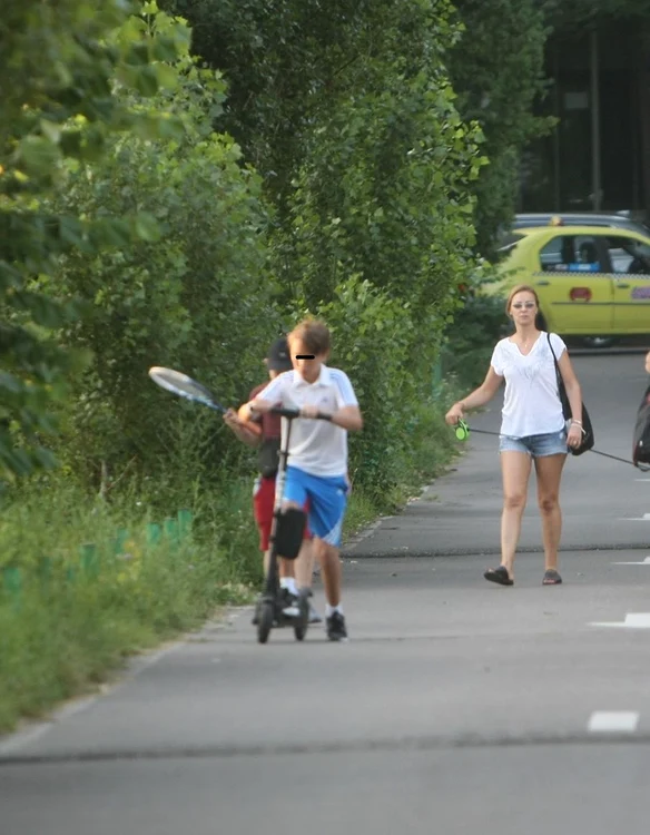 Diana, în parc cu câinele și băieții ei 