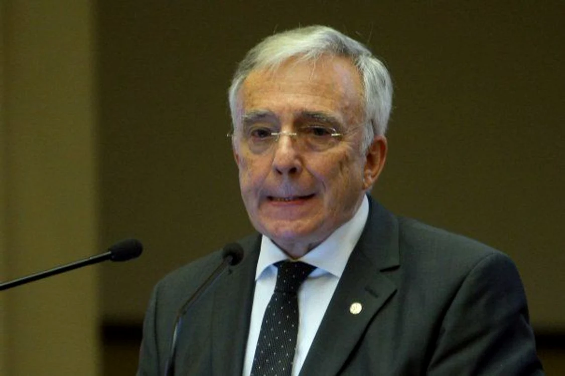 
    Mugur Isărescu încearcă să convingă PSD că aurul și rezerva valutară nu trebuie ținute în țară pentru că ar afecta credibilitatea financiară a țării  