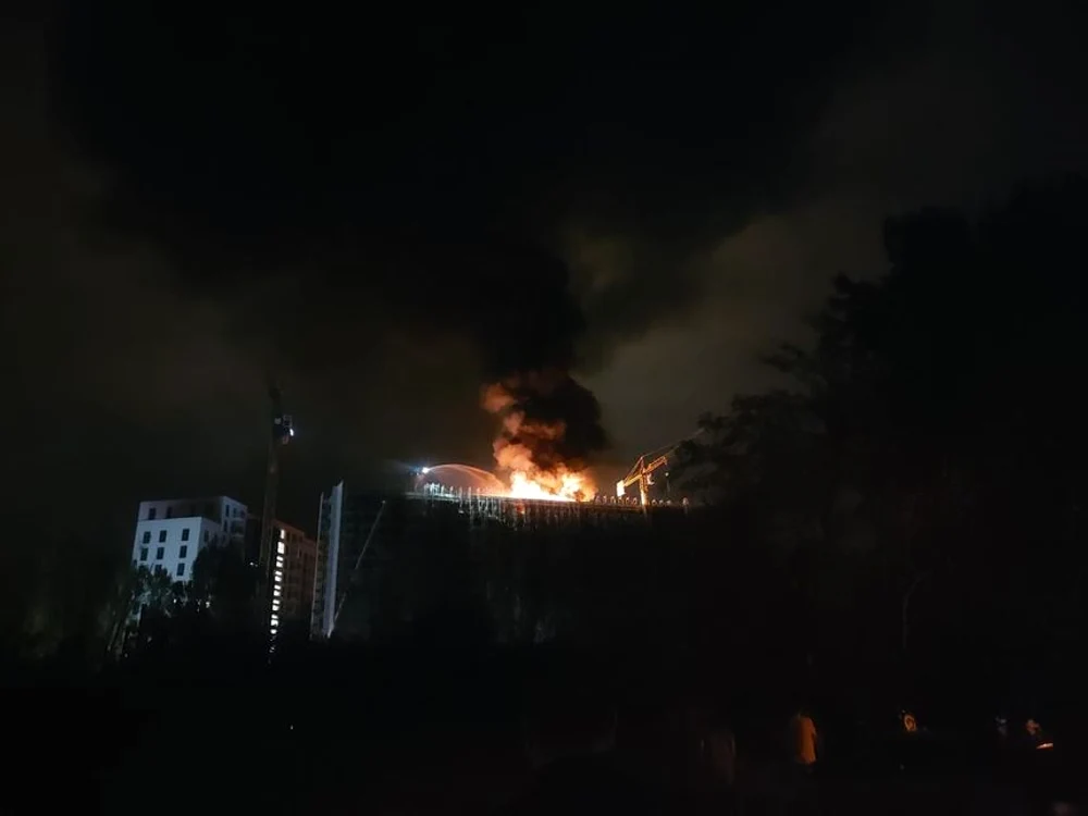 Un incendiu s-a produs, sâmbătă seară, la un bloc în construcţie de pe strada Parcului din Bucureştifoto: ISU București-Ilfov