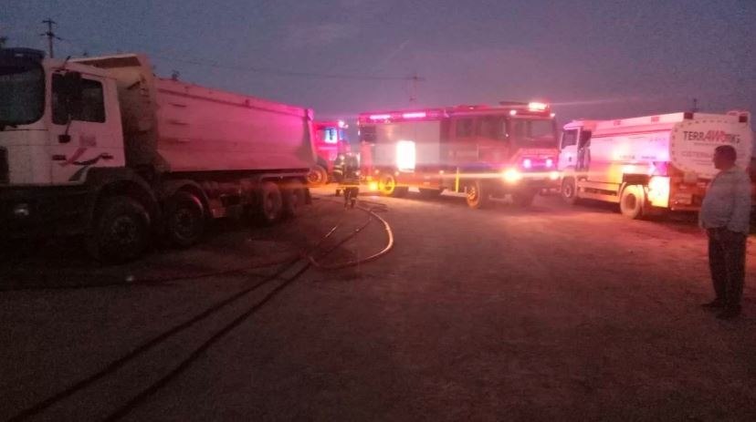 Incendiu violent pe șantierul firmei care reabilitează calea ferată Lugoj-Timișoara: trei camioane distruse complet Incendiu violent pe șantierul firmei care reabilitează calea ferată Lugoj-Timișoara: trei camioane distruse complet